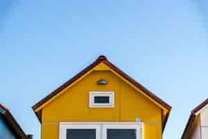 Free photo yellow facade of a small house at the camping de nolle vlissingen in the netherlands