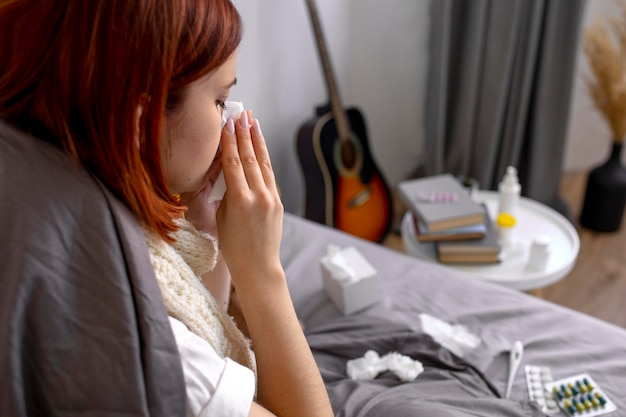 Foto gratuita giovane adulto a casa affetto da malattia