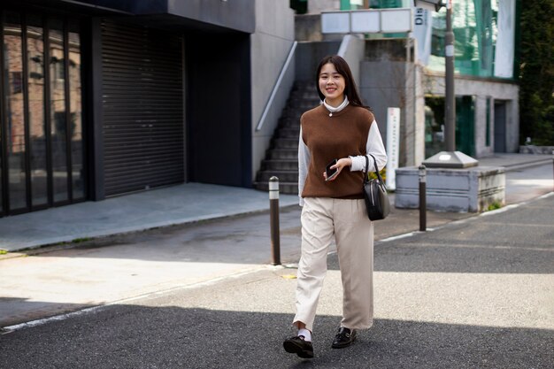 도쿄 거리의 젊은 성인