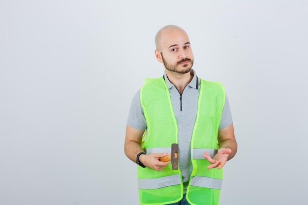 Free photo young construction worker wearing a safety helmet