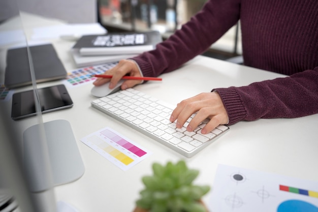 Foto gratuita giovane designer femminile che lavora su un progetto