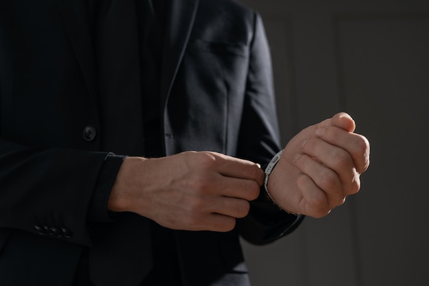 Free photo young handsome businessman in black shirt and black suit