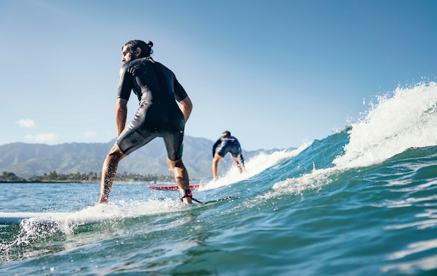 Foto gratuita il giovane surf le onde dell'oceano