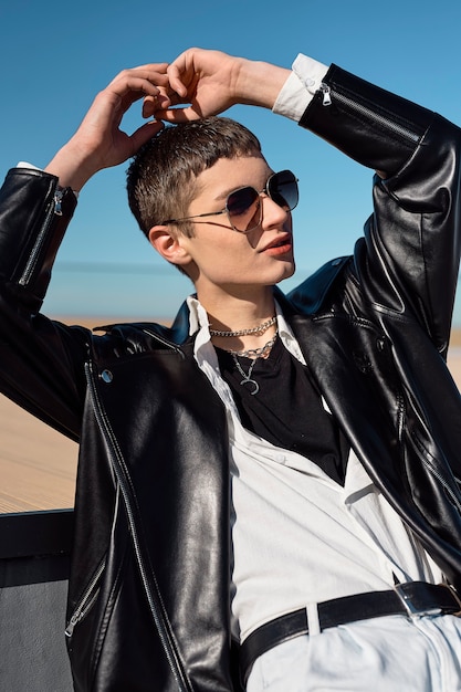 Free photo young man wearing sunglasses medium shot