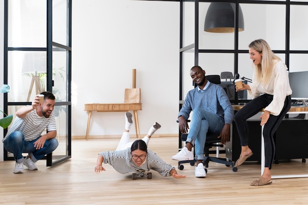 Foto gratuita i giovani si divertono nella pausa di lavoro