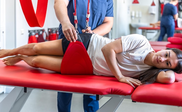 Foto gratuita una giovane donna ad un appuntamento medico con un riabilitatore