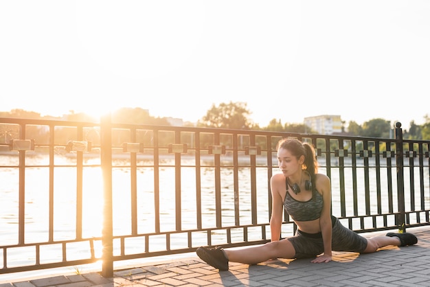 Free photo young woman doing sport in the park