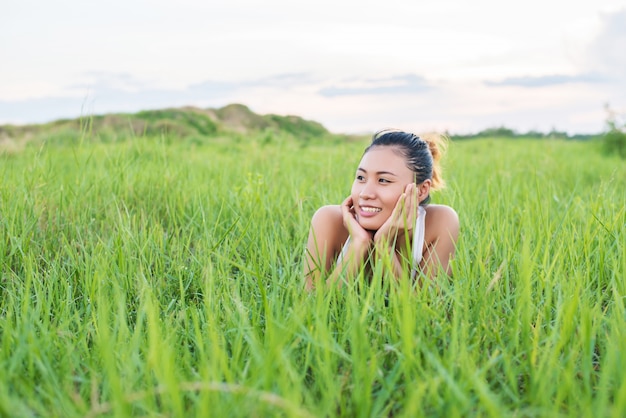 Free photo young woman enjoying a day in the field