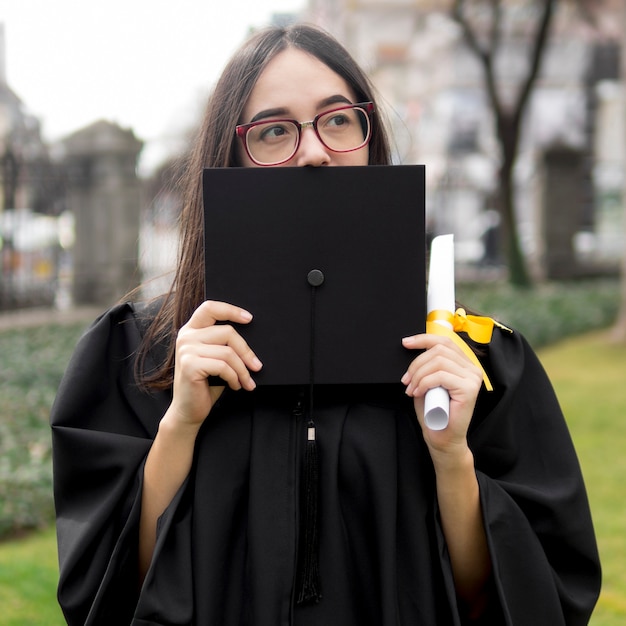 Free photo young woman at graduation ceremony