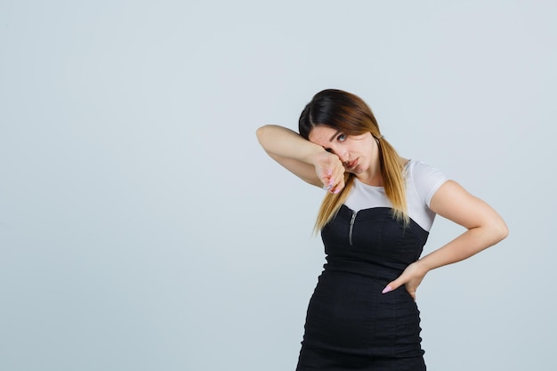 Foto gratuita giovane donna appoggiata la testa sul gomito e sembra esausta