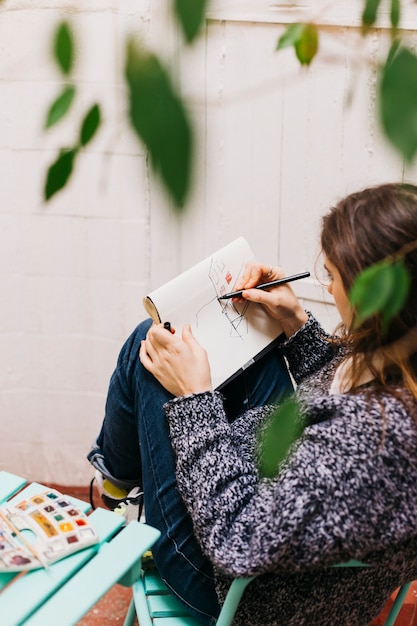 Free photo young woman making sketch