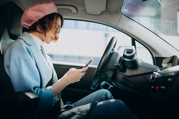 無料Photo 電気自動車で旅行する若い女性