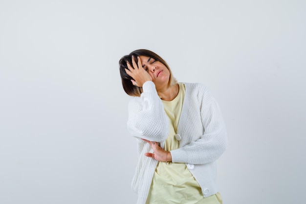 Foto gratuita giovane donna che indossa un cardigan bianco