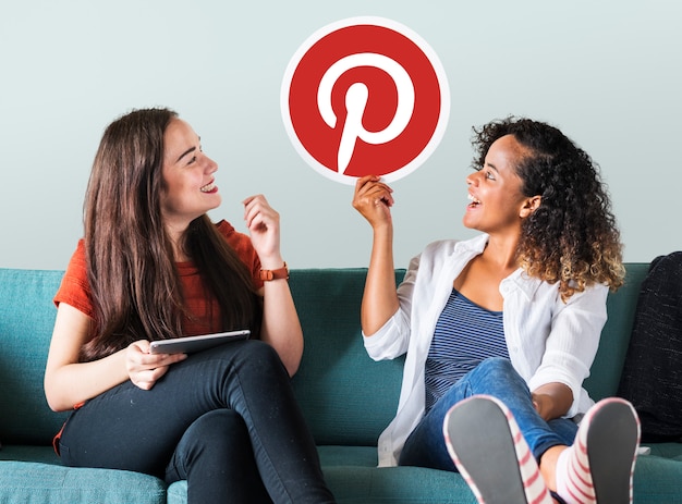 Foto gratuita giovani donne che mostrano un'icona di pinterest