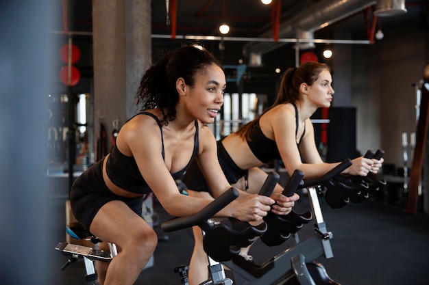 Free photo young women taking part of spinning class