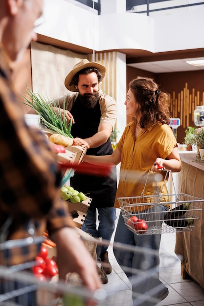 Free photo zero waste shop owner talks with clients