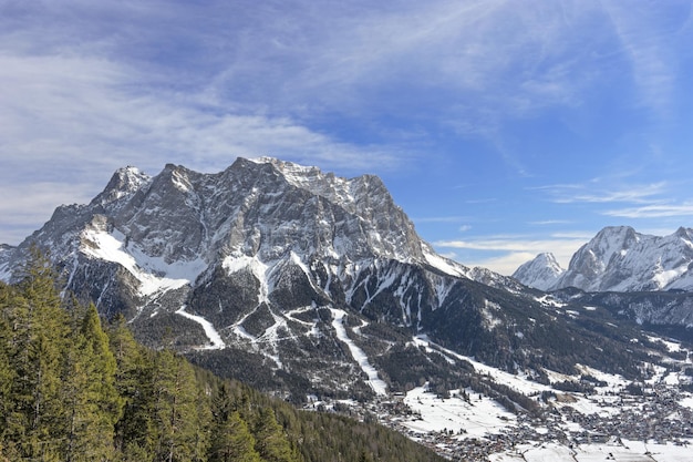 Foto gratuita montagna zugspitze in una giornata di sole in inverno. tirolo, austria