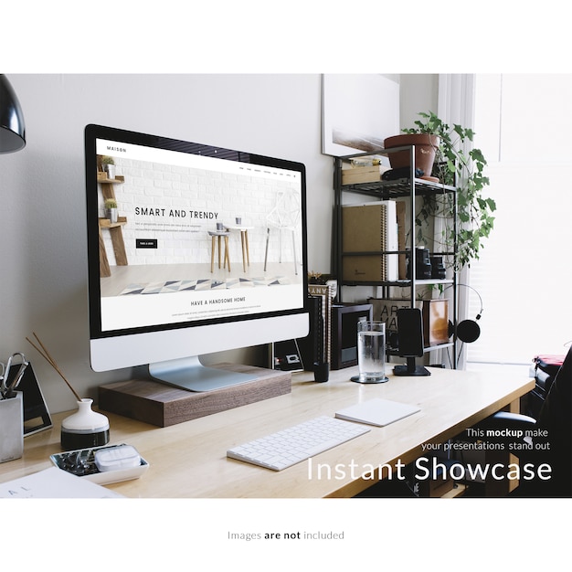 Free PSD computer on office desktop mock up
