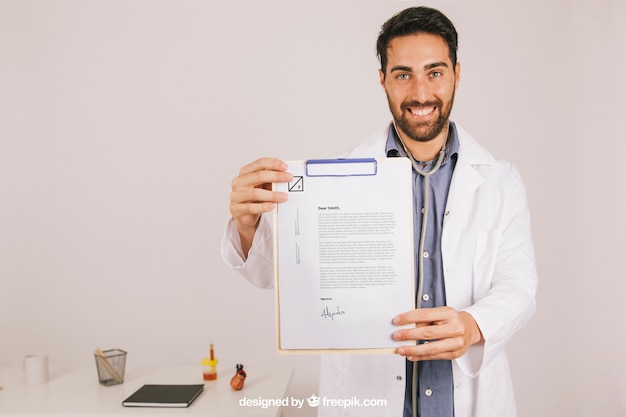 Free PSD happy doctor with clipboard in the clinic