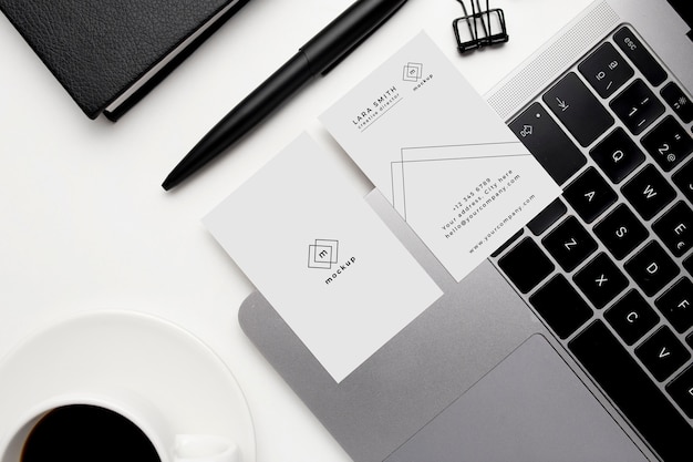Free PSD visit cards mockup with black and white elements on white background