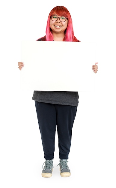 Free PSD young woman with pink hair holding empty board for communication advertising