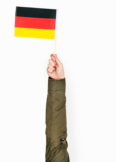 Kostenlose PSD hand, die deutsche flagge hält