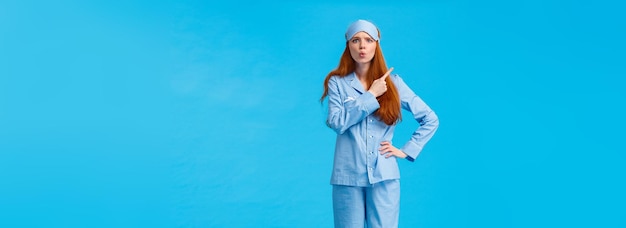 Photo gratuite adolescente rousse autoritaire déçue et folle gronder colocataire faisant un bruit énorme la nuit portant