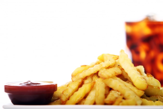 Photo gratuite alevins de pommes de terre au ketchup et boisson au cola