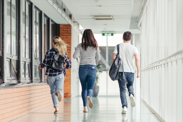 Photo gratuite amis en cours d'exécution dans la salle du collège