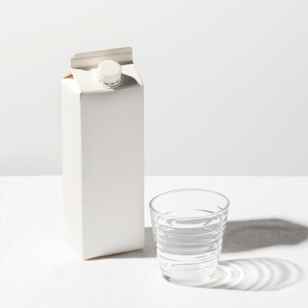 Photo gratuit angle élevé de carton de lait avec verre vide