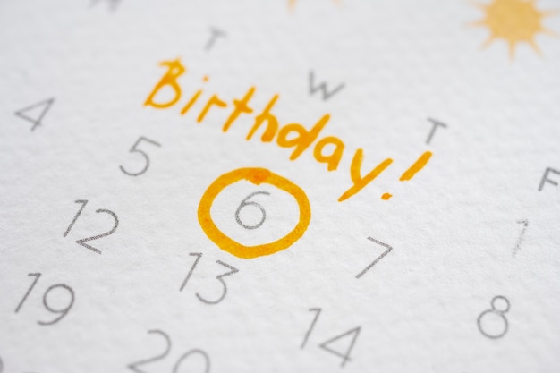 Angle élevé du mémo d'anniversaire ajouté dans un calendrier dynamique