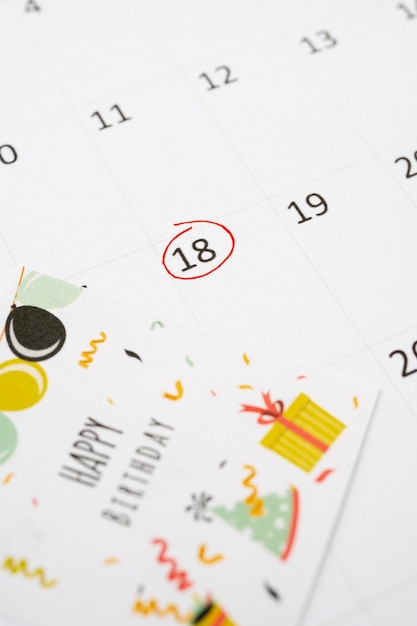 Angle élevé du mémo d'anniversaire ajouté dans un calendrier dynamique