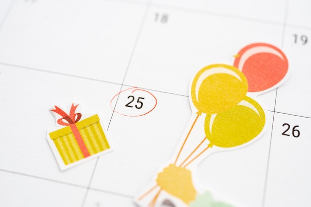 Angle élevé du mémo d'anniversaire ajouté dans un calendrier dynamique