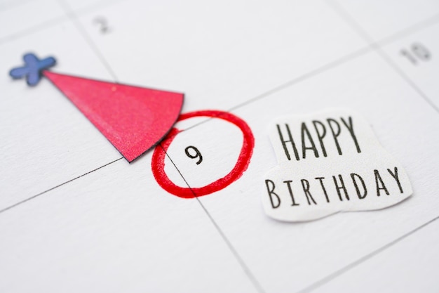 Angle élevé du mémo d'anniversaire ajouté dans un calendrier dynamique