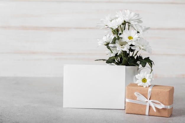 Arrangement de fleurs blanches avec carte vide