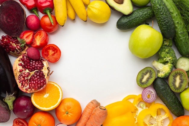 Photo gratuite arrangement de fruits et légumes à plat