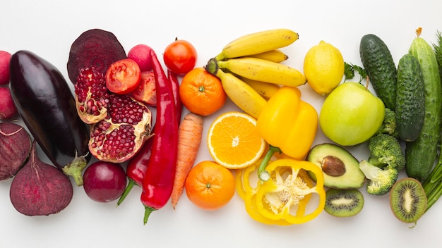 Photo gratuite arrangement de fruits et légumes de vue ci-dessus