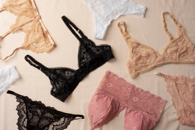 Photo gratuite arrangement de lingerie féminine nature morte