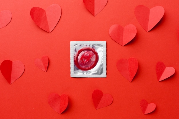 Arrangement de méthode de contraception avec sur fond rouge