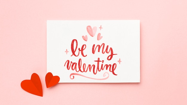 Photo gratuite arrangement de la saint-valentin avec texte