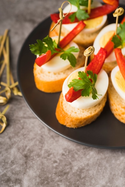 Photo gratuite assiette de gros plan avec des bruschettas fraîches