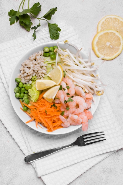 Photo gratuite assiette plate de crevettes et de légumes