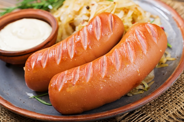 Photo gratuit assiette de saucisses et choucroute sur table en bois. menu traditionnel de l'oktoberfest