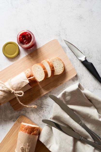 Photo gratuite baguette plate avec de la confiture et du miel