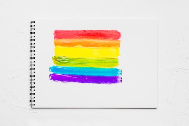 Photo gratuite des bandes peintes aux couleurs lgbt dans le carnet de croquis