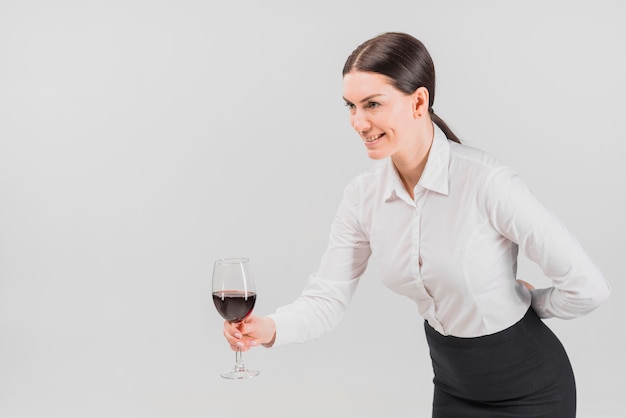 Photo gratuite barkeeper offrant un verre de vin