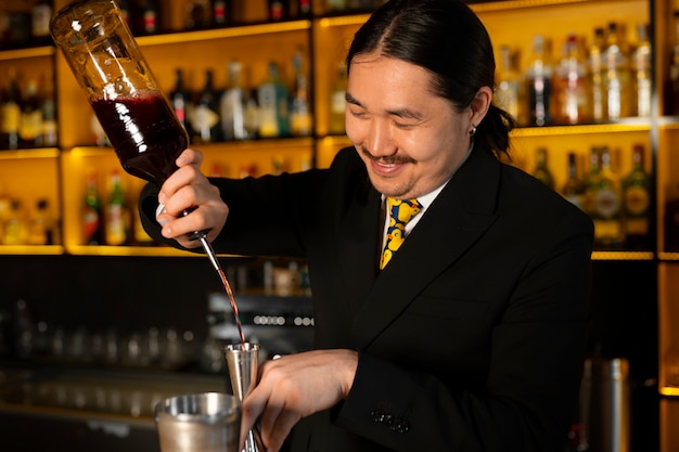 Photo gratuite barman à coup moyen préparant une boisson