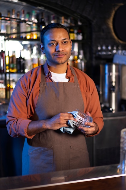 Photo gratuit barman dans une boîte de nuit.