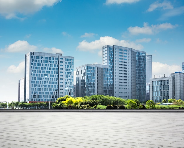 Photo gratuit bâtiment d&#39;affaires moderne avec mur en verre du sol vide