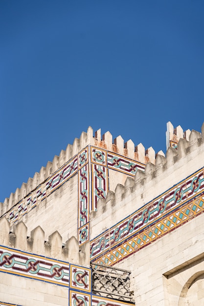 Photo gratuit bâtiment de style arabe moderne sur ciel bleu